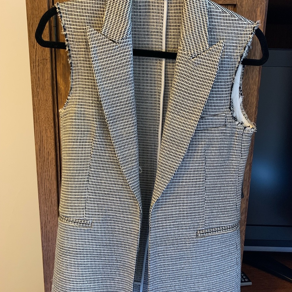 Theory sleeveless blazer- size 2